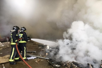 Los bomberos de León sofocan un incendio en la antigua fábrica Forjados Rubiera-ICAL