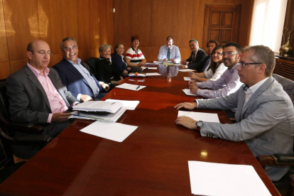 El alcalde de León, Antonio Silván, se reúne por primera vez con los concejales de su equipo de gobierno en el Ayuntamiento de San Marcelo-ICAL
