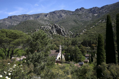 Imagen del monasterio del Santo Desierto de SanJosé de Las Batuecas, en Salamanca.Debajo, Cruz de Ferro, hito del Camino de Santiago.-ICAL /jose ayma