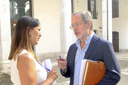 La gerente de Valladolid Alta Velocidad, Cristina González y el concejal de Urbanismo Manuel Saravia.-ICAL