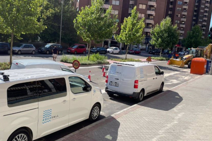 Reparación de una avería en la red de Aquavall en la calle Adolfo Miaja de la Muela de Valladolid. - EUROPA PRESS
