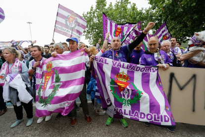 La afición se moviliza contra el cambio de escudo del Real Valladolid. / LOSTAU