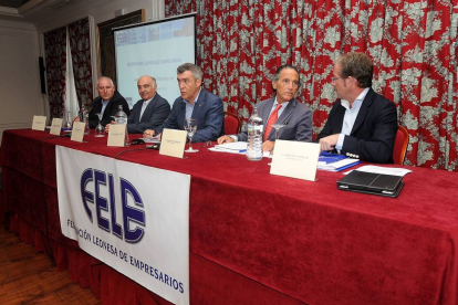 El presidente de la FELE, Javier Cepedano (C), preside la asamblea general ordinaria-Ical