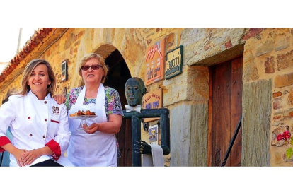 Laura Alonso y su madre Josefina Nieto en la puerta del hotel. Arriba, platos del cocido maragato que preparan.-L.P.