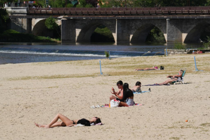 Gente tomando el sol en la playa de las Moreras debido a las altas temperaturas de los últimos días.- J.M. LOSTAU