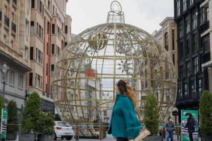 La gran bola de la calle Santiago de Valladolid se encuentra ya instalada. J. M. LOSTAU