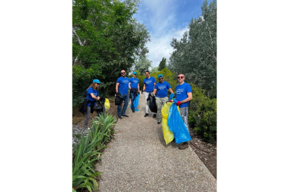 Voluntarios de la Fundación Telefónica limpian el Parque del Socayo de Arroyo de la Encomienda.- FUNDACIÓN TELEFÓNICA