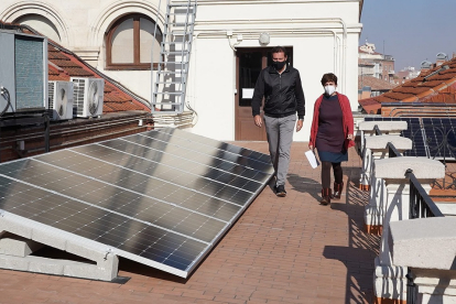 Óscar Puente y María Sánchez junto a las placas fotovoltaicas de la azotea del Consistorio. E.M.