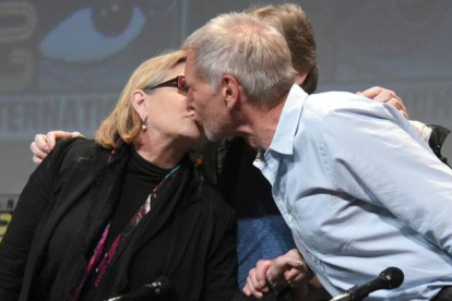Harrison Ford besa a Carrie Fisher, en San Diego.-Foto: AGENCIAS