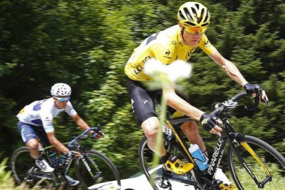 El líder de la clasificación general, Chris Froome, en la 18ª etapa en los Alpes seguido por el colombiano Nairo Quintana-Foto: REUTERS / STEFANO RELLANDINI