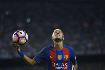 Neymar se lamenta de una ocasión perdida durante el partido que el Barça disputó contra el Atlético en el Camp Nou, el pasado miércoles.-EFE / ALEJANDRO GARCÍA