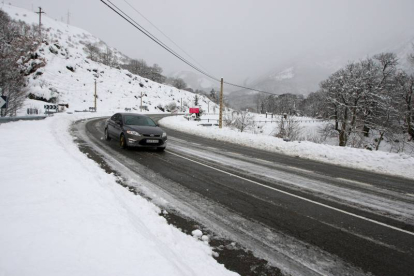 La carretera CL-631 a su paso por la localidad de Palacios del Sil (León), afectada por la nieve