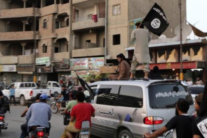 Miembros del Estado Islámico exhiben su fuerza en Raqqa, su feudo en Siria, en junio del 2014.-REUTERS