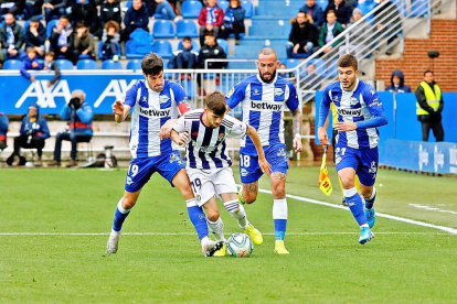 Manu García, Vidal y Martín intentan frenar la internada de Toni en el partido disputado en Mendizorroza.-PHOTO-DEPORTE