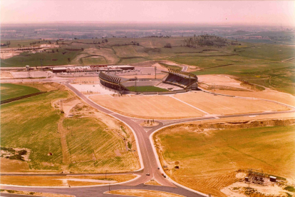 Vista del Estadio José Zorrilla desde el cerro de las contiendas en Parquesol en 1982. - ARCHIVO MUNICIPAL DE VALLADOLID