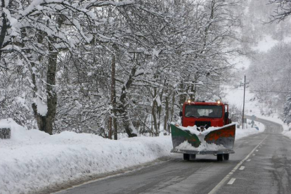 La carretera CL-631 a su paso por la localidad de Palacios del Sil (León), afectada por la nieve