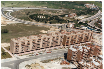 Viviendas en construcción entre las calles Juan de Valladolid y Manuel Silvela. A la derecha, el Parque de las instalaciones del Hospital Psiquiátrico Doctor Villacián en Parquesol en 1985. - ARCHIVO MUNICIPAL DE VALLADOLID