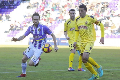 Míchel corre tras el balón en el partido frente al Reus disputado en Zorrilla.-PABLOREQUEJO