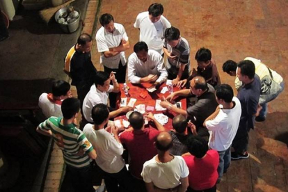 Ciudadanos chinos en una partida ilegal de cartas, en 'Policías en acción'.-
