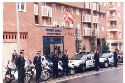 Presentación en la Policía del barrio en Parquesol en 1998. -  ARCHIVO MUNICIPAL DE VALLADOLID