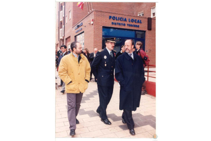 La Policía local llega a Parquesol y el entonces alcalde, Javier León de La Riva acude a la inauguración en 1998. - ARCHIVO MUNICIPAL DE VALLADOLID
