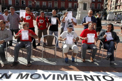 La ciudad de Valladolid se suma a los actos de 'Las sillas del hambre' para reclamar que ningún parado se quede sin prestación-Ical