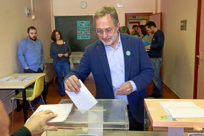 Manuel Saravia, candidato a la Alcaldía de Valladolid Toma la Palabra, en el momento de votar.-J.M. LOSTAU