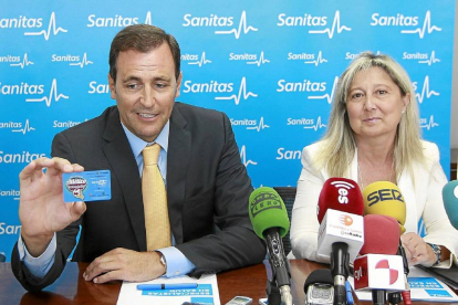 Sánchez-Valencia el día que presentó los carnets de abonado del BM Atlético junto a Ángela Guerra (Sanitas)-J.M. Lostau