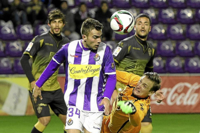 Tyton, portero del Elche, desbarata una ocasión del Valladolid en el partido de Copa-J.M.Lostau