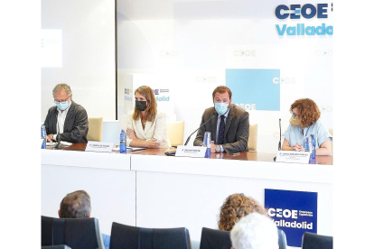 Manuel Saravia, Ángela de Miguel, Óscar Puente y Rosario Chávez en la sede de CEOE-Valladolid. E.M.
