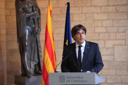 Puigdemont, al anunciar en el Palau que no convocaba elecciones.-FERRAN NADEU