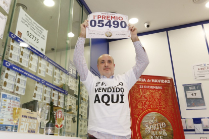 Río Shopping reparte 3,6 millones de euros con nueve décimos del Gordo. - PHOTOGENIC