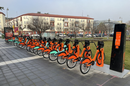 Las nuevas bicicletas en el punto de préstamo de la estación Campo Grande. | E. M.