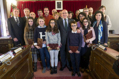 Foto de familia de los galardonados junto al presidente de la Diputación Jesús Julio Carnero-Pablo Requejo