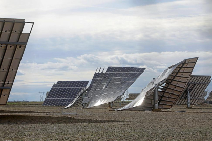 Paneles solares doblados por la fuerza del viento en la finca de La Mudarra.-J. CASTILLO