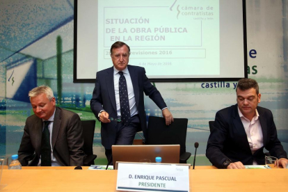 El presidente de la Cámara de Contratistas de Castilla y León, Enrique Pascual, presenta en rueda de prensa el balance de licitación de 2015 y las previsiones para 2016-ICAL