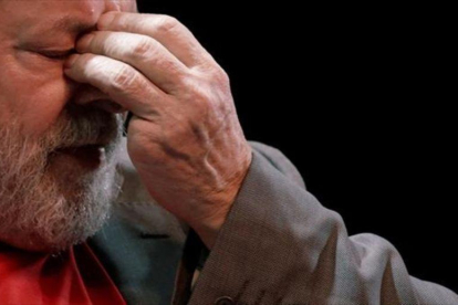 Lula purga desde abril en Curitiba (sur) una pena de 12 años y un mes de cárcel por corrupción y lavado de dinero.-REUTERS / RICARDO MORAES