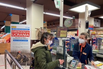 Cártel de la campaña de ayuda a Ucrania en un supermercado Gadis.- E. M.