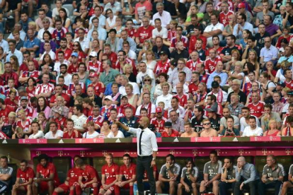 Guardiola ante la grada del Allianza Arena, el estadio del Bayern de Munich.-EFE/PETER KNEFFEL