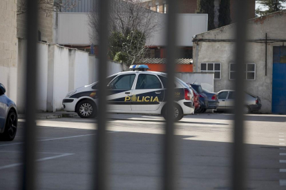 Un vehículo del Cuerpo Nacional de Policía, ayer por la mañana, en el parking del Tanatorio El Salvador.-J. CASTILLO