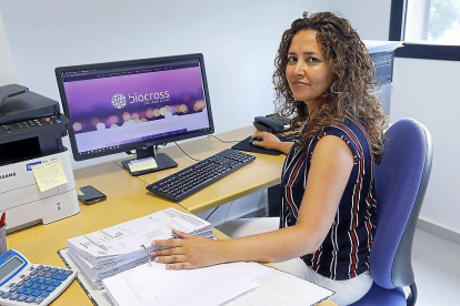 Cristina Pérez en la oficina que la compañía Biocross tiene en la Incubadora de Empresas Biotecnológicas de Castilla y León.-J. M. LOSTAU