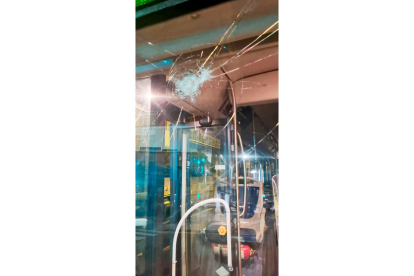 Impacto de un disparo en un autobús de Auvasa en Las Viudas. ICAL