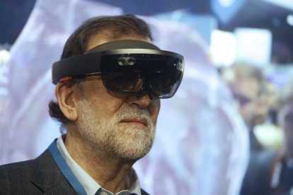 El presidente del Gobierno y líder del PP, Mariano Rajoy, con unas gafas de realidad virtual tras su llegada a la segunda jornada del XVIII Congreso nacional del partido que se celebra este fin de semana en la Caja Mágica, en Madrid.-EFE