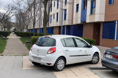 Vehículo del Ayuntamiento de Valladolid estacionado en la acera de la calle Álvarez Taladriz. TWITTER