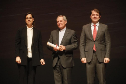 Adriana Ulibarri, Juan Carlos Pérez Godoy y el presidente de la Junta, Alfonso Fernández Mañueco, en el momento de la entrega del Premios a los Valores Humanos.-RAMIRO LÓPEZ