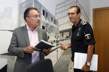 El concejal de Seguridad y Movilidad de León, Fernando Salguero y el intendente jefe de la Policía Local, Martín Muñoz.-ICAL