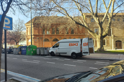 Vehículo de Biki mal estacionado en la calle Real de Burgos. TWITTER
