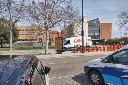 Vehículo de Biki mal estacionado en el Campus Miguel Delibes. TWITTER
