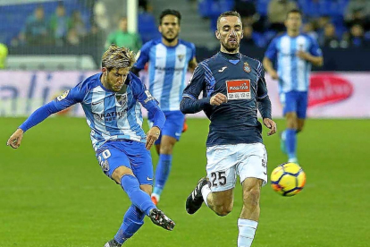 Keko chuta en el partido Málaga-Espanyol de la pasada temporada.-MARILÚ BÁEZ / MÁLAGA HOY