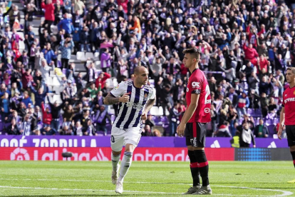 Sandro Ramírez celebra el tanto que anotó esta temporada contra el RCD Mallorca.-PABLO REQUEJO